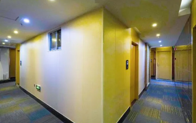 Yayue Hotel (Nanjing East Road Pedestrian Street)
