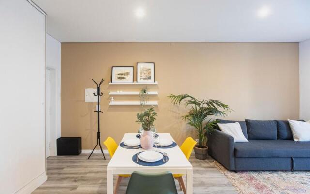 Seaside 1BR Flat w/ AC in Matosinhos by LovelyStay
