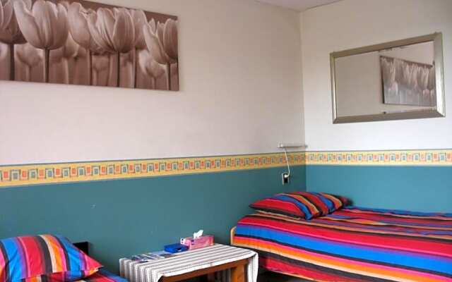 B&B Room at canal, Edam likes Amsterdam