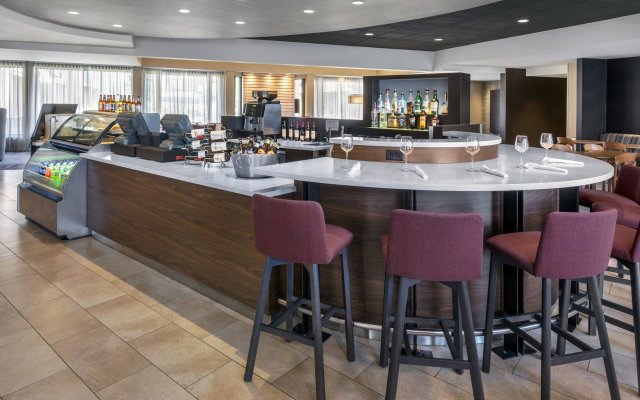 Courtyard by Marriott Newark Liberty International Airport