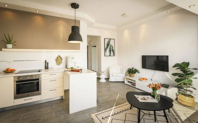 Charming 1BR Apt by Sea N' Rent