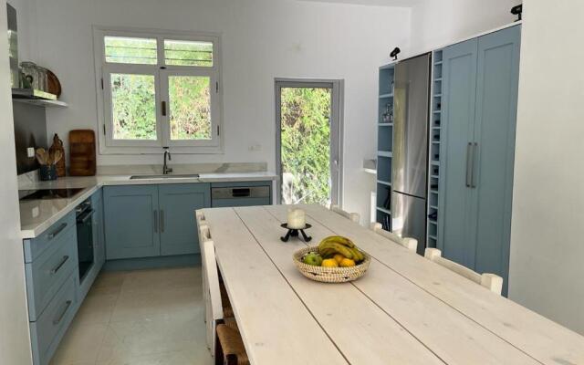 5 Bedroom Villa with Private Pool, Saronida, Athens Riviera