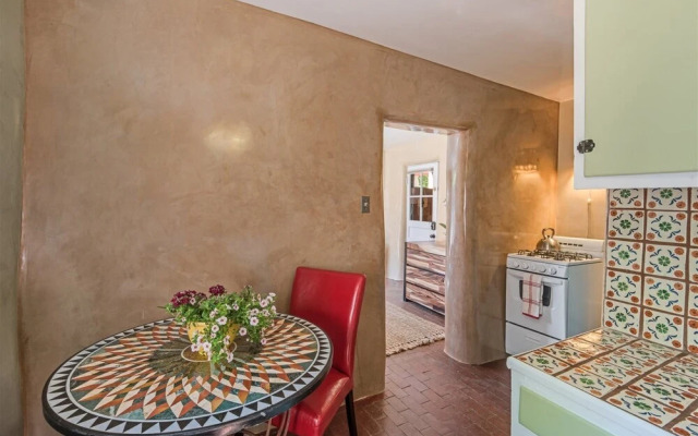 Paloma - Historic Adobe One Block To Canyon Road, Five Blocks To the Plaza, Gorgeous Furnishings, Fireplace, Hot Tub