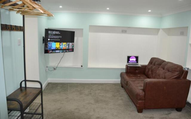 Willow Tree Apartment - 1 Bedroom Apartment - Stayseekers