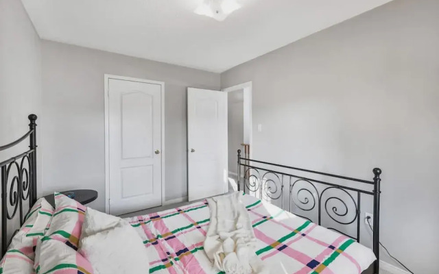 Spacious Whitby Haven 3BR Home Parking