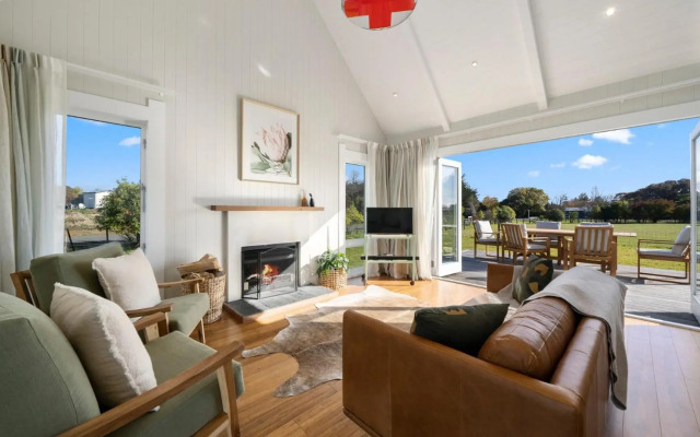 Te Whare Hipi - Martinborough Holiday Home