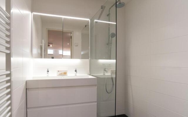 Clean and modern nassau canal apartment