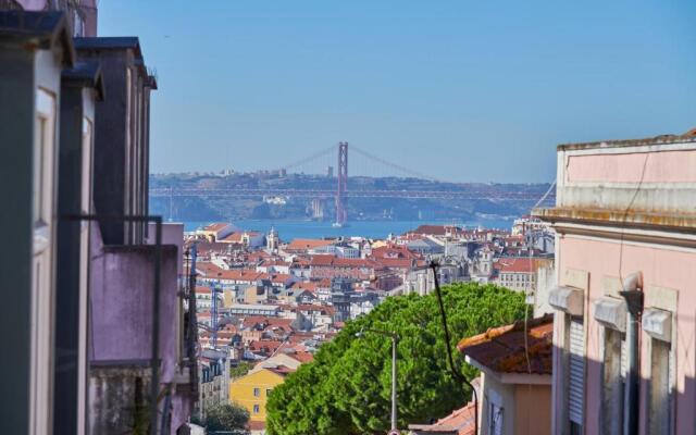 Elegant Riverview Apartment in Historical Lisbon