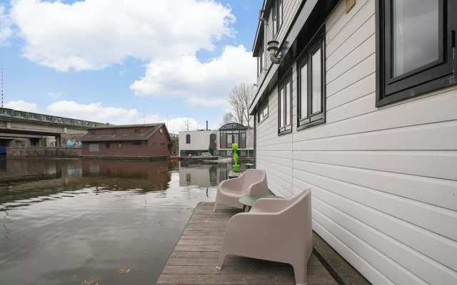 HouseBoat the NEW LAKE