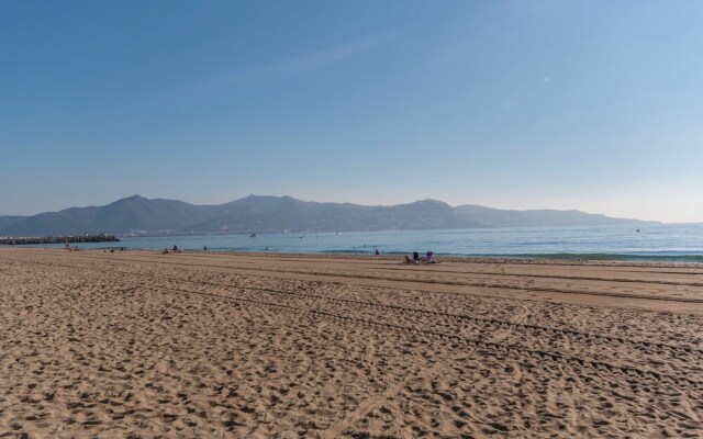 Alluring Apartment in Empuriabrava With Swimming Pool