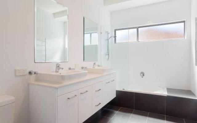 7a Judith Street - stunning duplex with ducted air conditioning