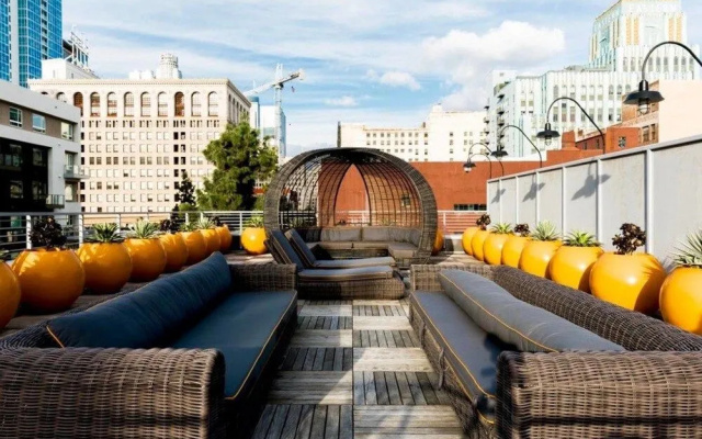 Bright, Cozy & Clean in DTLA w/ Amazing Rooftop!