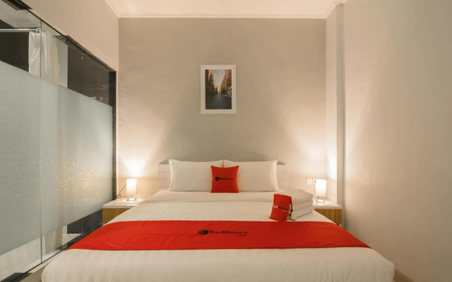 RedDoorz Plus near Soekarno Hatta Airport 2