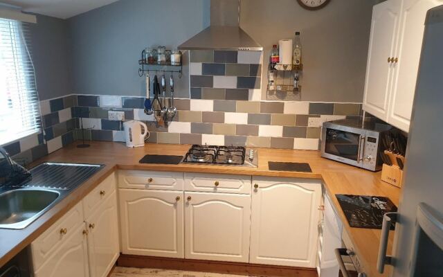 3br-sleeps6-petsok-off Road Parking-garden