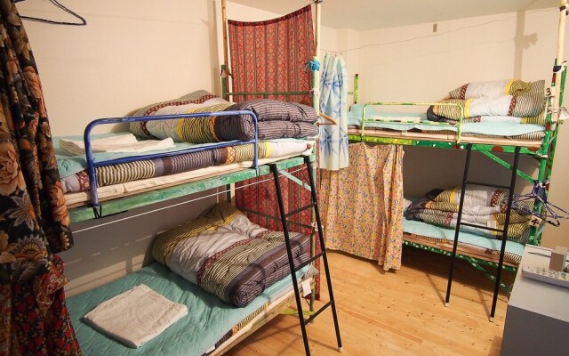 Cocoroom Guesthouse Cafe and Garden - Hostel