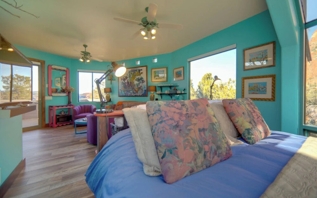 Amazing Views & On-site Hiking: Sedona Studio