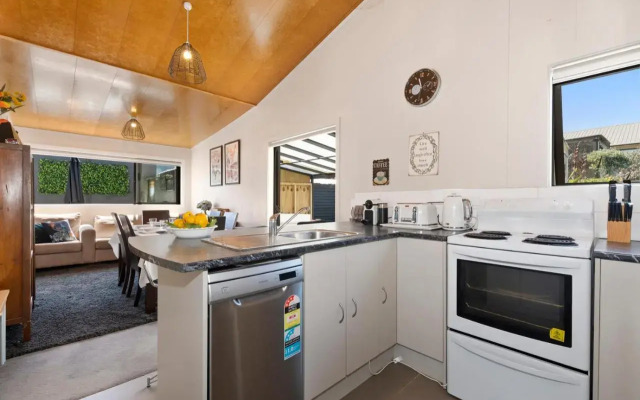 Sunnyside Spa Retreat - Mangawhai Holiday Home