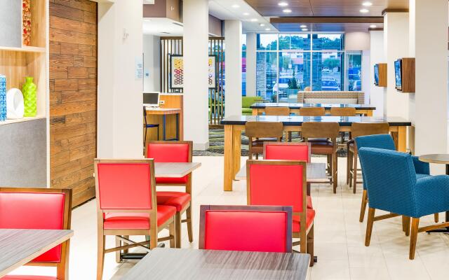 Holiday Inn Express & Suites Russellville by IHG