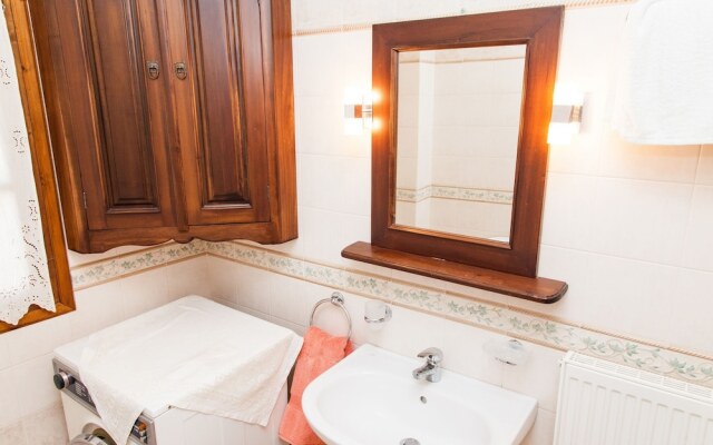 Arachova's Hilltop Delight Apartment