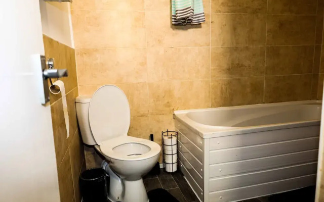 Nottingham - 5 Beds - Sleeps 11 - Garden - Parking