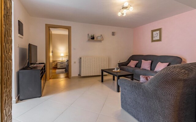Beautiful Apartment in Liznjan With Wifi and 1 Bedrooms