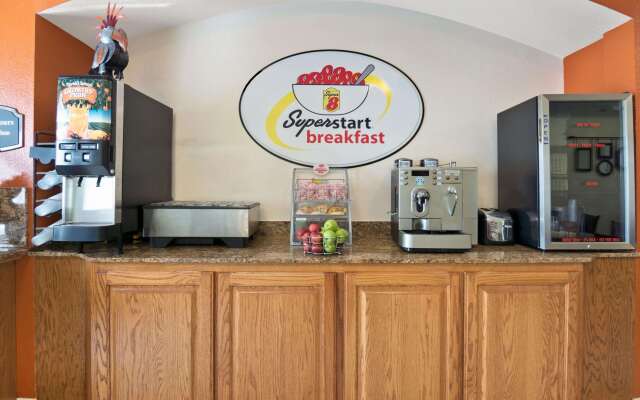Super 8 by Wyndham Austin/Airport South