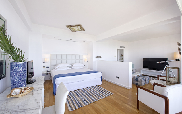 Grecian Sands Hotel