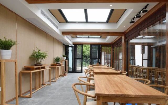 yinju renjia Hostel (South gate of the scenic area)
