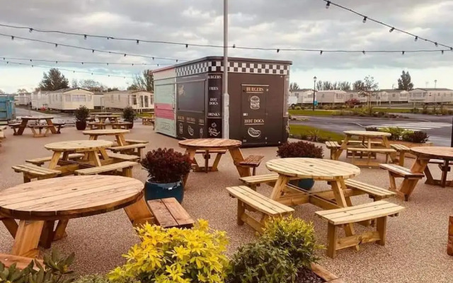 Adorable 2 Bedroom Caravan in Clacton-on-sea