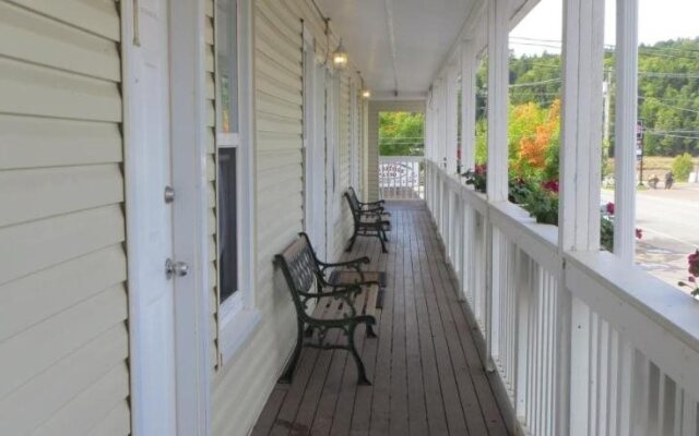 Parkland Village Inn