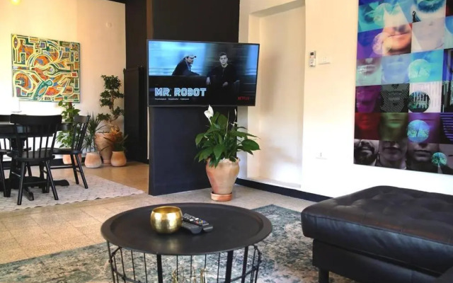 Inspiring 3Bed Unit with Sunny Balcony & Fireplace