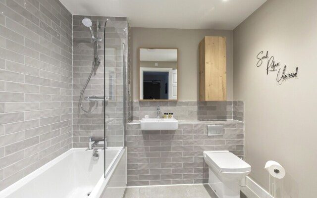 Elliot Oliver - Luxurious 2 Bedroom Apartment With Parking