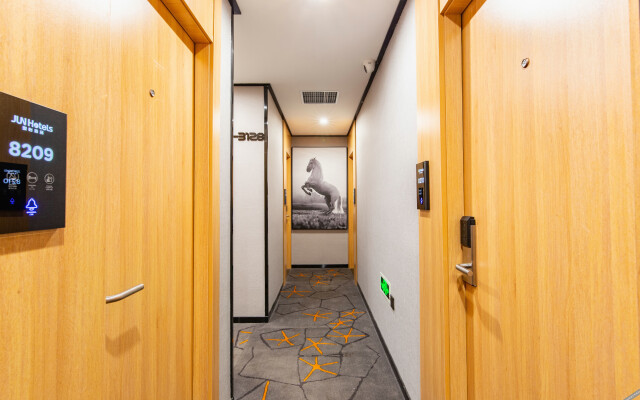 Yunyi Chain Hotel (Nanjing Qixia Yaohuamen Subway Station)