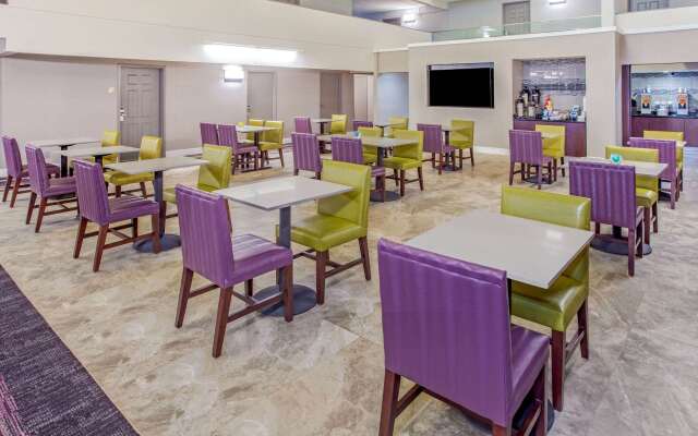 La Quinta Inn & Suites by Wyndham Lubbock West Medical Centr