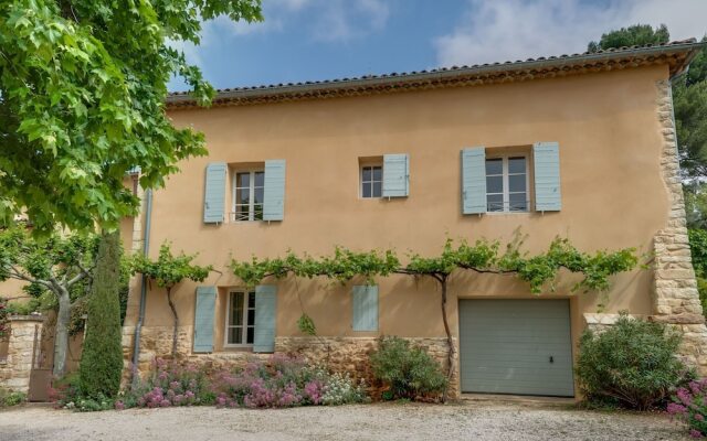 Secluded Holiday Home in Rustrel With Swimming Pool