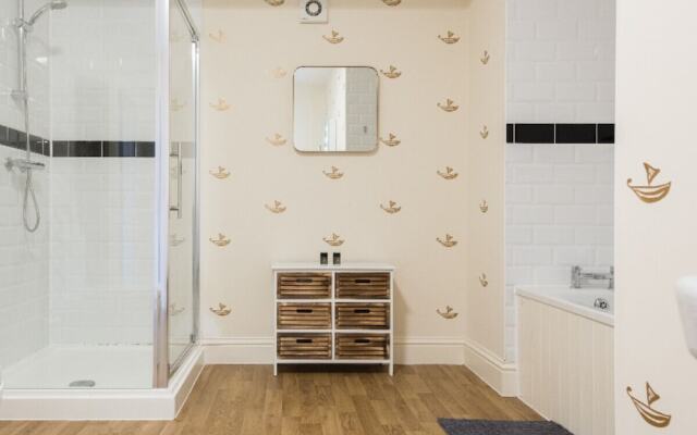 The Broadmead Jungle - Lovely & Central 3BDR Apartments	