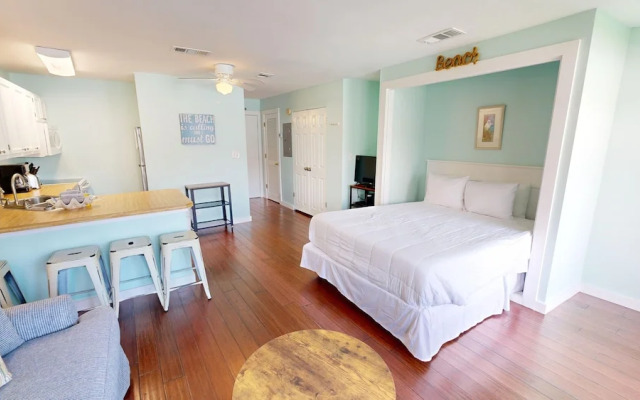 Sandpiper Cove 8113 Studio Bedroom Condo by RedAwning