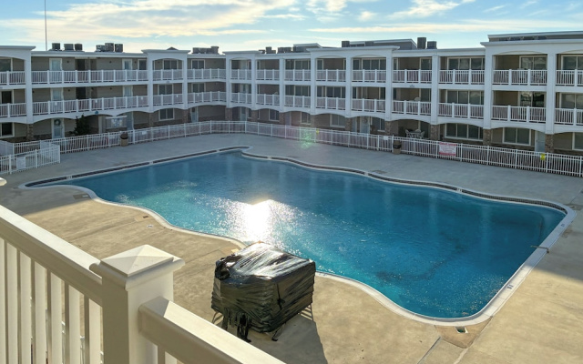 Oceanside Retreat in Mantoloking: Walk to Beach!
