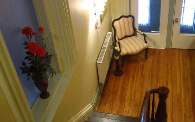 V Hotel & Suites