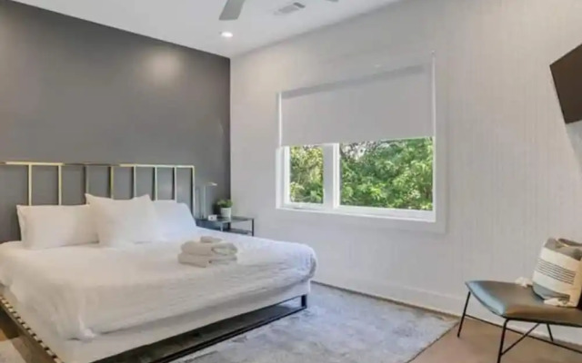 Spacious 4BR Minutes From Broadway- Sleeps 14