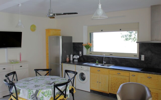 Modern Holiday Home with jacuzzi in Brousse-le-Chateau