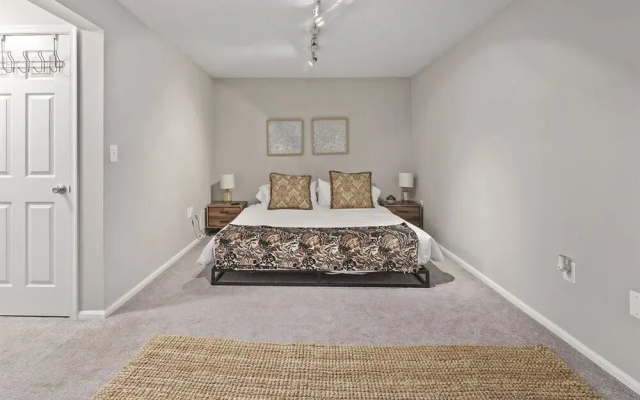 Top Rated Townhome - Largest Corner Unit With Patio, Deck, Basement, and new Luxury Mattresses! Self Checkin. Super Host Support!