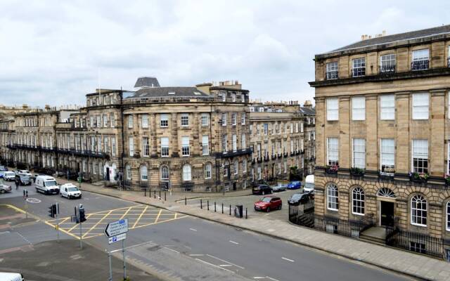 Charming Traditional 2 Bedroom Flat In Edinburgh New Town