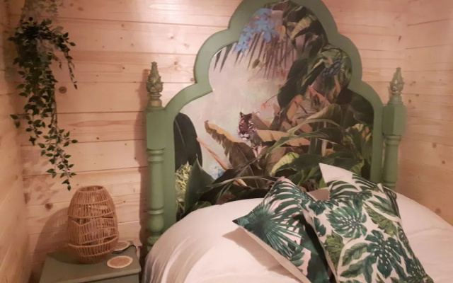 Cabin set in a Beautiful Romantic Tropical Garden