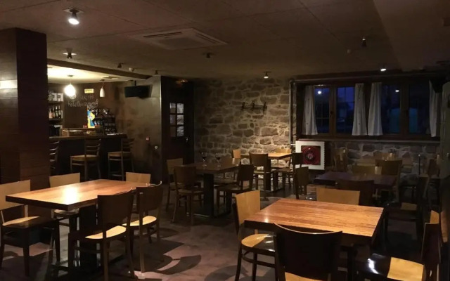 Hostal y Albergue Haizea - Hostel