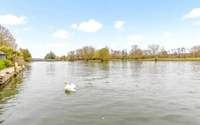 Ondine Houseboat on the Thames - From 160 Per Night
