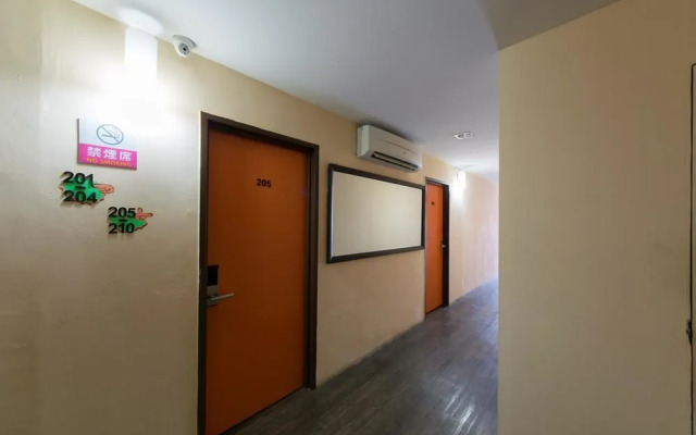 OYO 137 1st Centro Hotel