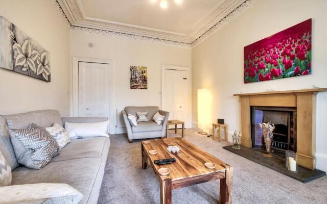 Spacious, Modern Apt, close to GLA Airport