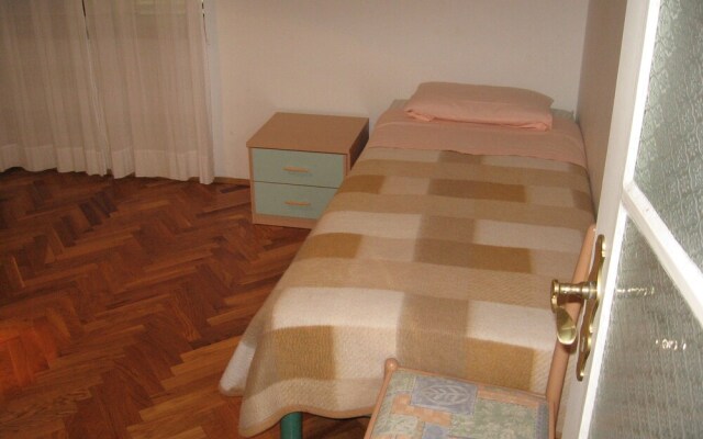 Six Person Apartment With Two Bedrooms Located 200M From Beach In Pjescana Uvala