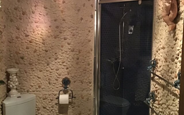 1940s Riverside Apartment